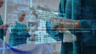 Çeşitli erkek ve kadın cerrahlar üzerinde veri işleme animasyonu. küresel tıp, sağlık ve dijital arayüz kavramı dijital olarak üretilen video.