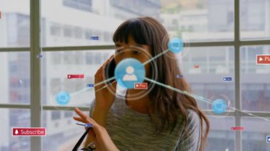 Akıllı telefon kullanan iki ırklı kadın üzerinden medya simgeleriyle bağlantı ağının animasyonu. Sosyal medya ve iletişim arayüzü kavramı dijital olarak oluşturulmuş video.