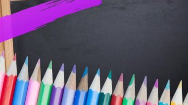 Siyah arka plandaki renkli kalemlerin üzerindeki mor çizgilerin animasyonu. eğitim ve öğrenme kavramı dijital olarak oluşturulmuş video.