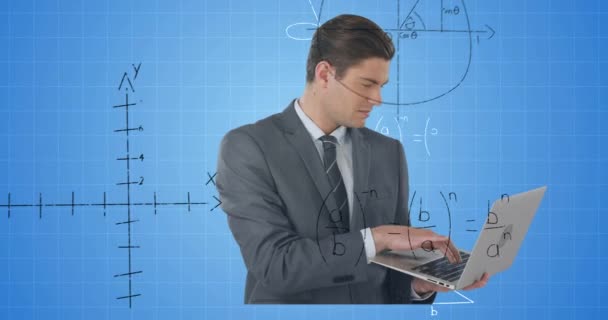 Animación Hombre Negocios Caucásico Sobre Ecuaciones Matemáticas Sobre Fondo Azul — Vídeo de stock