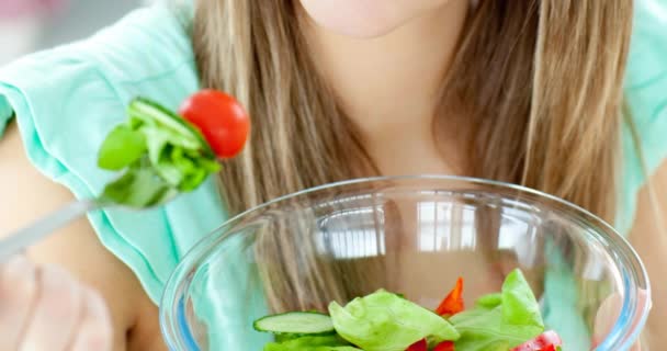 Animación Mujer Caucásica Comiendo Ensalada Verduras Cocina Concepto Alimentos Bebidas — Vídeo de stock