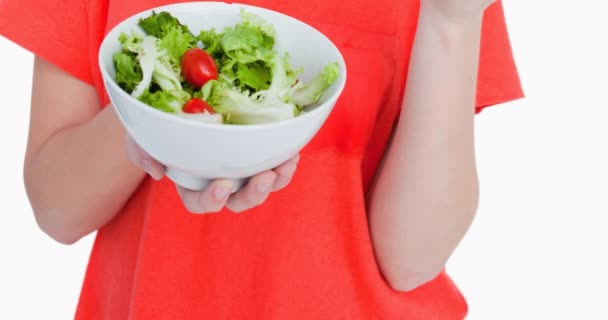 在白人背景下吃蔬菜沙拉的高加索女人的动画 食物及饮品概念数码影片 — 图库视频影像