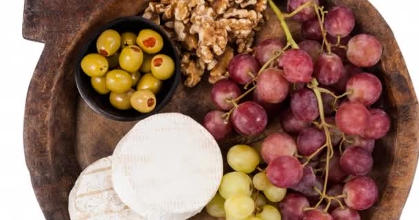 Animación Aceitunas Queso Nueces Uvas Sobre Fondo Blanco Concepto Alimentos — Vídeos de Stock