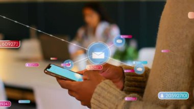 Akıllı telefon kullanan iki ırklı kadın üzerinden medya simgeleriyle bağlantı ağının animasyonu. Sosyal medya ve iletişim arayüzü kavramı dijital olarak oluşturulmuş video.