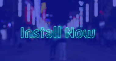 Kurulum animasyonu şimdi mavi arkaplan üzerinde gece şehir manzarası üzerinde metin üzerine kurulur. Sosyal medya ve iletişim arayüzü kavramı dijital olarak oluşturulmuş video.