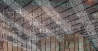 Boş depo üzerinden finansal veri işleme ve borsa animasyonları. küresel sevkiyat, dağıtım ve bağlantılar konsepti dijital olarak oluşturulmuş video.