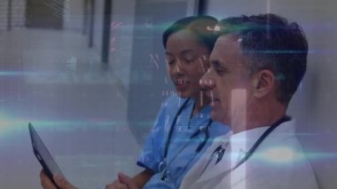 Çeşitli doktorlar üzerinde tıbbi veri işleme animasyonu. küresel ağlar, bağlantılar, veri işleme ve dijital arayüz kavramı dijital olarak oluşturulmuş video.