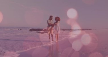 Afrika kökenli Amerikalı bir çiftin yürüyüp dans etmesi üzerine ışık noktalarının canlandırılması. yürüyüş günü ve dijital olarak oluşturulan video konsepti.