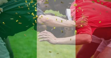 Stadyumda oynayan çeşitli erkek rugby oyuncuları üzerinde İtalyan bayrağı ve konfeti animasyonu. spor ve sosyal medya konsepti dijital olarak oluşturulmuş video.