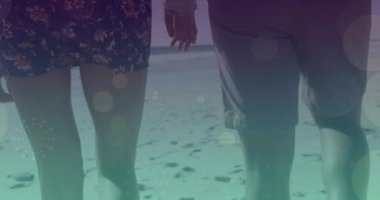 Kafkasyalı bir çiftin el ele tutuşup yürümesi üzerine ışıklı noktaların canlandırılması. yürüyüş günü ve dijital olarak oluşturulan video konsepti.