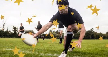 Stadyumda oynayan çeşitli erkek rugby oyuncuları üzerinde yıldızların animasyonu. spor ve sosyal medya konsepti dijital olarak oluşturulmuş video.