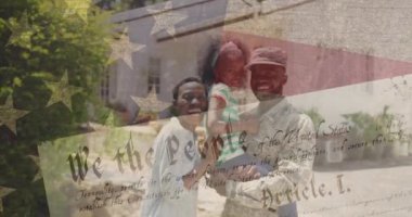 Amerikan bayrağının animasyonu ve Afro-Amerikan ailesi üzerinden mesaj. Vatanseverlik ve kutlama konsepti dijital olarak oluşturulmuş video.