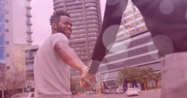 Afrika kökenli Amerikalı çiftlerin el ele tutuşmaları ve yürümeleri üzerine ışık noktalarının canlandırılması. yürüyüş günü ve dijital olarak oluşturulan video konsepti.