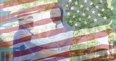 Amerika bayrağının animasyonu beyaz Afrikalı Amerikalı bir adamın yetişkin oğlu üzerinde. Vatanseverlik ve kutlama konsepti dijital olarak oluşturulmuş video.