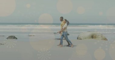 Afrika kökenli Amerikalı çiftlerin el ele tutuşmaları ve yürümeleri üzerine ışık noktalarının canlandırılması. yürüyüş günü ve dijital olarak oluşturulan video konsepti.