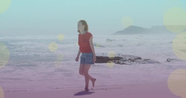 在走在海滩上的高加索女人身上的亮点动画 步行日和庆祝概念数字化生成的视频 — 图库视频影像