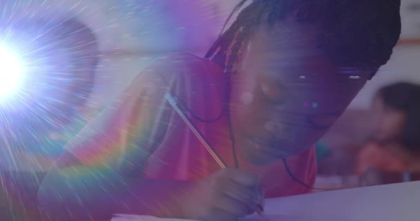 Animation Sentiers Lumineux Sur Une Écolière Afro Américaine Classe Concept — Video