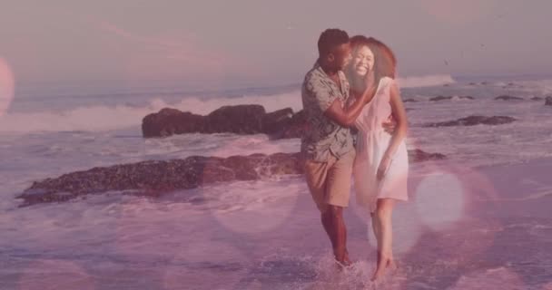 Animasjon Lyspunkter Det Afroamerikanske Paret Som Går Holder Hverandre Hendene – stockvideo