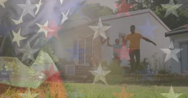 Amerikan bayrağının Kafkasyalı Afro-Amerikan ailesi üzerinde canlandırılması. Vatanseverlik ve kutlama konsepti dijital olarak oluşturulmuş video.