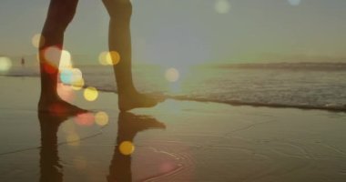 Kumsalda yürüyen beyaz bir kadının üzerindeki ışık lekelerinin canlandırması. yürüyüş günü ve dijital olarak oluşturulan video konsepti.