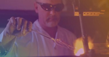 Beyaz adamın eriyen camının animasyonu. İşçi ve işçi günü kutlamaları dijital olarak üretilen video konsepti.