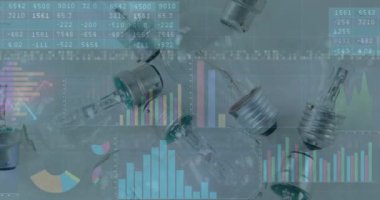 Ampuller üzerinde finansal veri işleme animasyonu. küresel finans, iş ve dijital arayüz kavramı dijital olarak oluşturulmuş video.