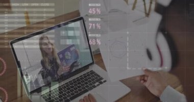 Kafkasyalı iş kadını hakkında video görüntülerindeki istatistik ve veri işleme animasyonları. finans, dijital arayüz, iş ve veri işleme kavramı dijital olarak oluşturulmuş video.