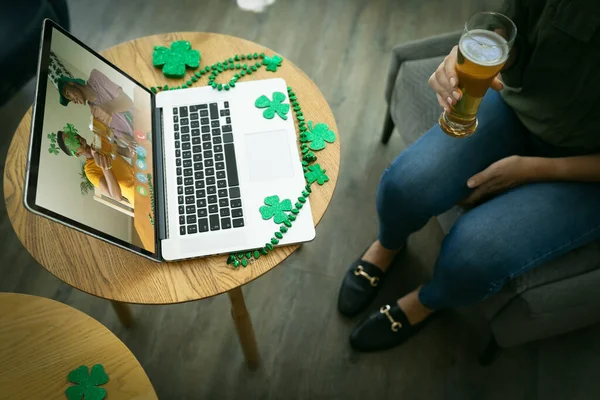 Barda Bira Içen Melez Kadın Dizüstü Bilgisayarında Arkadaşlarıyla Aziz Patrick — Stok fotoğraf