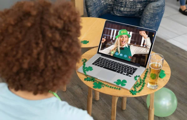 Uomo Razza Mista Bar Che Videochiamata San Patrizio Alla Donna — Foto Stock