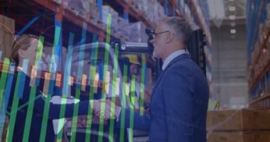 Çeşitli iş adamları üzerinde finansal veri işleme animasyonu. küresel finans, iş ve dijital arayüz kavramı dijital olarak oluşturulmuş video.