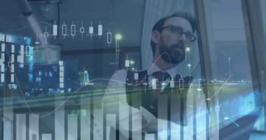 Kafkasyalı iş adamının finansal veri işleme animasyonu. iş, dijital arayüz ve veri işleme konsepti dijital olarak oluşturulmuş video.