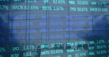 Yoğun ofis üzerinden finansal veri işleme animasyonu. iş, dijital arayüz ve veri işleme konsepti dijital olarak oluşturulmuş video.