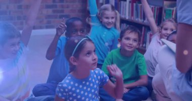 Kütüphanede kitap okuyan çeşitli okul çocukları ve öğretmenler üzerinde ışık noktalarının canlandırılması. Çocuk kitabı günü ve dijital olarak oluşturulan kutlama konsepti.