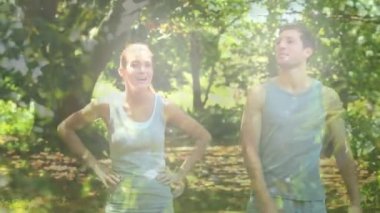 Parkta yaprakların üzerinde koşan mutlu beyaz çiftin animasyonu. Dijital olarak üretilen maraton ve spor konsepti.