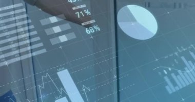 Kafkas işadamının ofisindeki finansal veri işleme animasyonu. iş, dijital arayüz ve veri işleme konsepti dijital olarak oluşturulmuş video.
