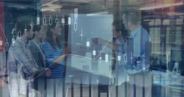 Çeşitli iş adamları üzerinde finansal veri işleme animasyonu. iş, dijital arayüz ve veri işleme konsepti dijital olarak oluşturulmuş video.