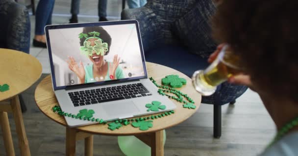 Lächelnde Afroamerikanerin Kleeblatt Form Auf Videoanruf Laptop Irische Tradition Und — Stockvideo