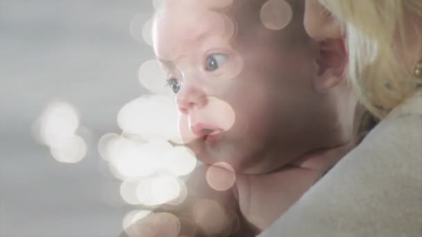 Animação Manchas Luz Sobre Mãe Caucasiana Segurando Seu Bebê Conceito — Vídeo de Stock