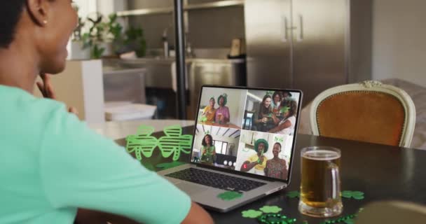 Lächelnde Freunde Mit Bier Kleeblatt Form Auf Dem Laptop Irische — Stockvideo