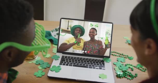 Smiling African American Couple Beer Wearing Clover Shape Items Video — Stock Video