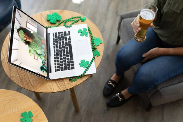 Barda Bira Içen Melez Kadın Dizüstü Bilgisayardaki Arkadaşına Aziz Patrick — Stok fotoğraf
