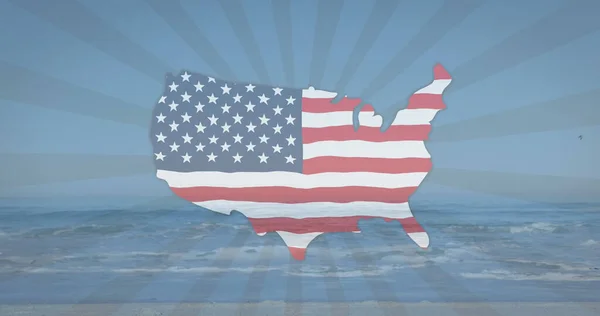 Amerikanische Flagge Weht Über Uns Landkarte Über Radialstreifen Gegen Blick — Stockfoto