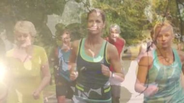 Bir grup mutlu beyaz erkek ve kadın koşucunun yaprakların üzerinde parktaki animasyonu. Dijital olarak üretilen maraton ve spor konsepti.