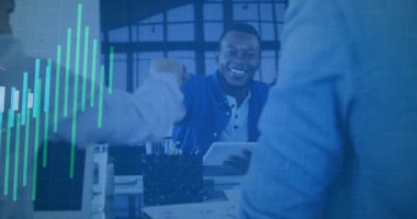 Çeşitli iş adamları üzerinde finansal veri işleme animasyonu. küresel finans, iş ve dijital arayüz kavramı dijital olarak oluşturulmuş video.