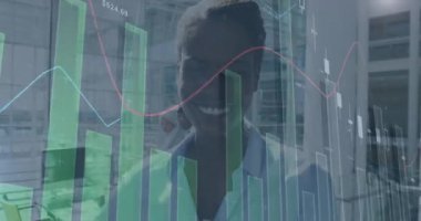 Mutlu Afro-Amerikan iş kadını üzerine finansal veri işleme animasyonu. iş, dijital arayüz ve veri işleme konsepti dijital olarak oluşturulmuş video.