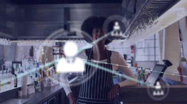 Bir barda gülümseyen Afrikalı Amerikalı barmenin portresine karşı profil ikonları ağı. iş ve teknoloji kavramı