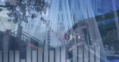 İnşaat alanı ve işlek şehir üzerinden finansal veri işleme animasyonu. iş, dijital arayüz ve veri işleme konsepti dijital olarak oluşturulmuş video.