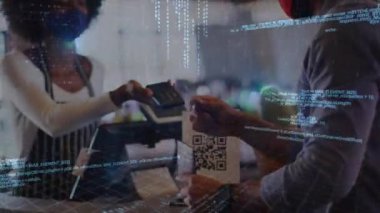 Yüz maskesi takan Afro-Amerikan bir adama karşı veri işleme. Bir kafede ödeme yapıyor. dijital ödeme ve teknoloji kavramı