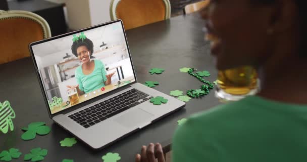 Mosolygó Afro Amerikai Sörrel Sávot Visel Lóherékkel Videóhíváson Laptopon Hagyomány — Stock videók