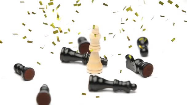 Анимация Золотых Конфетти Падающих Шахматные Фигуры Белом Фоне Концепция Празднования — стоковое видео